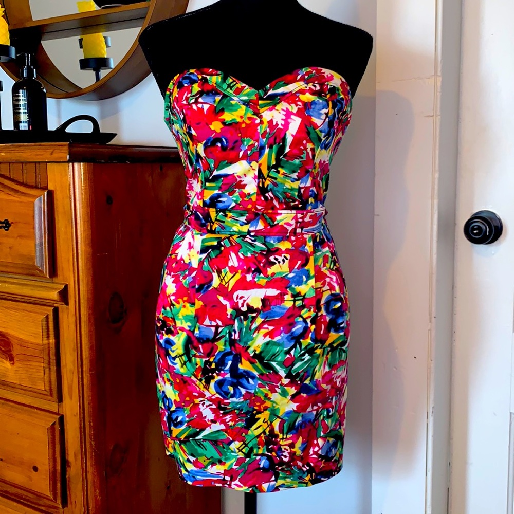 Floral mini strapless dress perfect for spring.